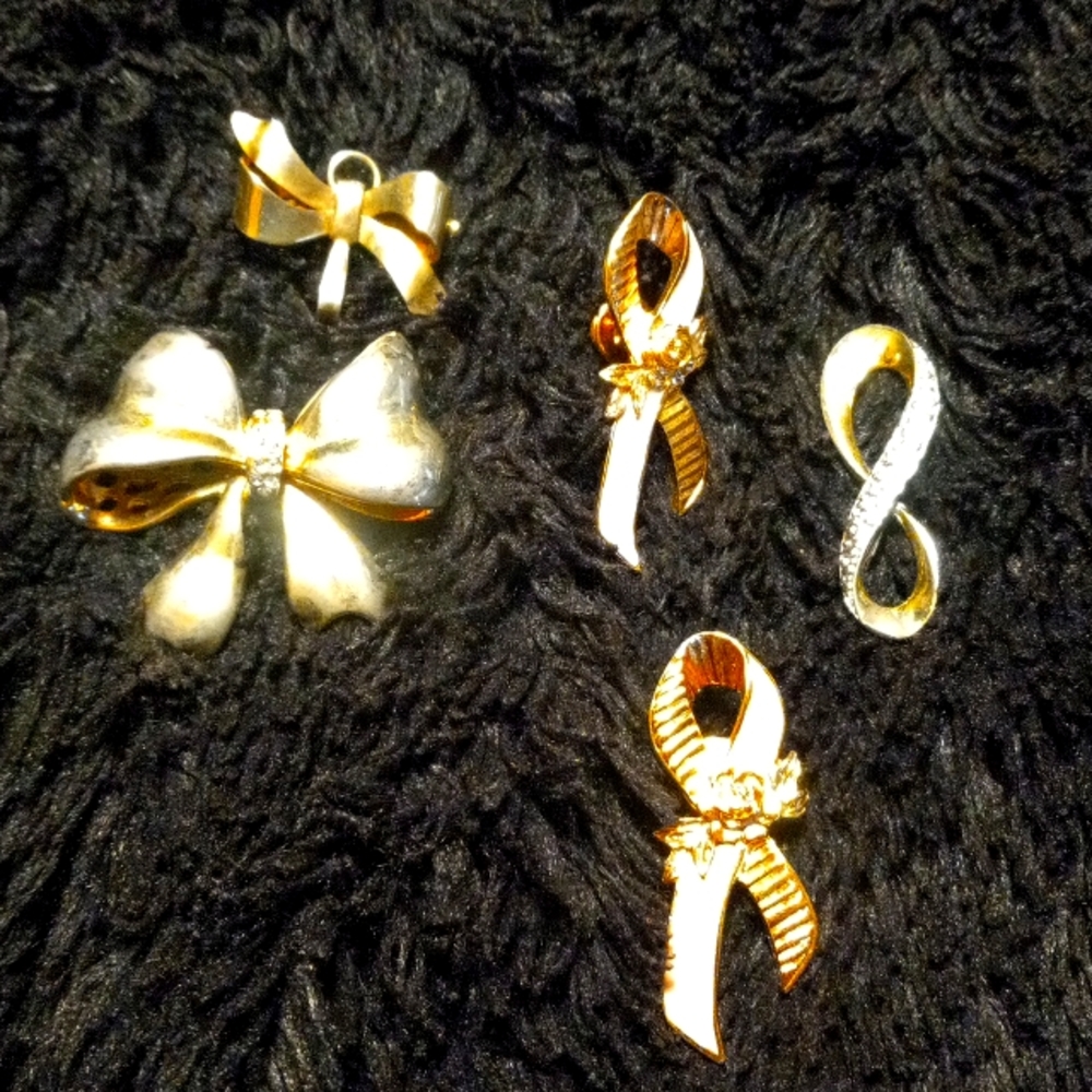 Q-20  brooche lot has 5 ribbon and bows brooches
